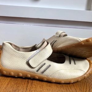 Bernie Mev cream colored leather shoes